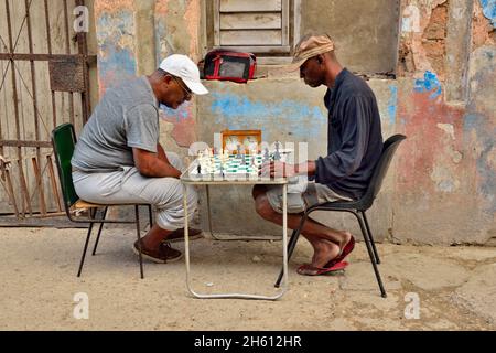 Straßenszene im Zentrum von Havanna. Zwei Schachspieler, La Habana (Havanna), Habana, Kuba Stockfoto