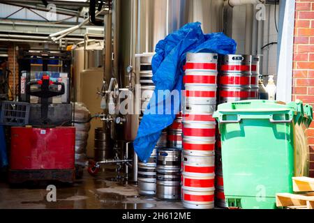 Bierkegs in einer Mikrobrauerei Stockfoto