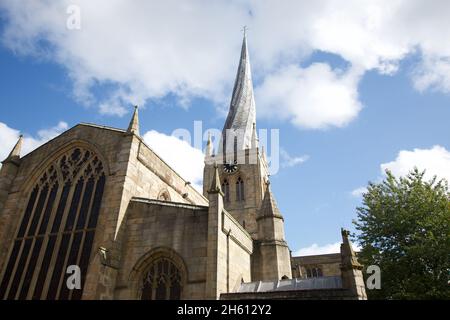 Pfarrkirche St. Mary and All Saints, auch bekannt als Crooked Spire, Stadtzentrum von Chesterfield, Derbyshire, England. Eine Wahrzeichen-Kirche. Kultig. Stockfoto