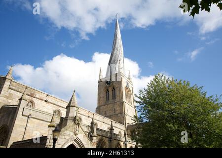 Pfarrkirche St. Mary and All Saints, auch bekannt als Crooked Spire, Stadtzentrum von Chesterfield, Derbyshire, England. Eine Wahrzeichen-Kirche. Kultig. Stockfoto