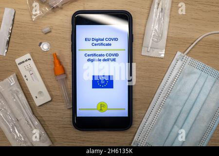 Test und Maske des digitalen EU-Covid-Zertifikats für Mobiltelefone Stockfoto