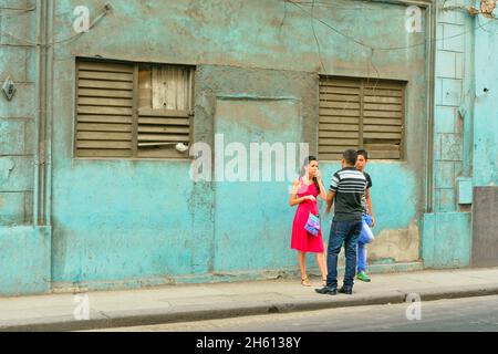 Junge Kubaner im Gespräch auf der Calle Neptuno im Zentrum von Havanna, La Habana (Havanna), Habana, Kuba Stockfoto