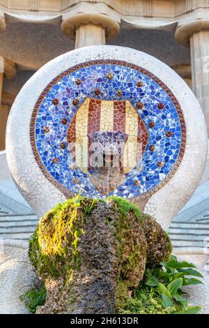 Mosaikbrunnen im Park Güell. Mosaikskulptur im Parc Güell von Antoni Gaudí auf dem Carmel-Hügel, Barcelona, Spanien. Stockfoto