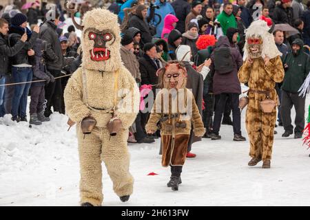 Razlog, Bulgarien - Januar 14, 2017: Die Menschen in den traditionellen Karneval kuker Kostüme in Kukeri festival Starchevata Stockfoto