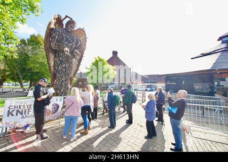 Touristen in Chesterfield sehen den Knife Angel, eine zeitgenössische Skulptur, die aus 100.000 Messern von der Künstlerin Alfie Bradley + dem British Ironworks Centre besteht Stockfoto