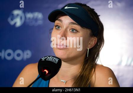 Guadalajara, Mexiko. November 2021. Paula Badosa aus Spanien spricht mit den Medien nach dem ersten Round-Robin-Spiel beim Akron WTA Finals Guadalajara 2021, Masters WTA Tennisturnier am 11. November 2021 in Guadalajara, Mexiko - Foto: Rob Prange/DPPI/LiveMedia Kredit: Independent Photo Agency/Alamy Live News Stockfoto