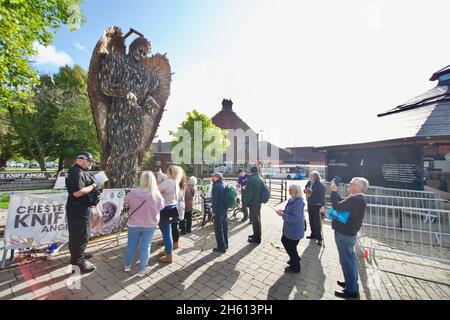 Touristen in Chesterfield sehen den Knife Angel, eine zeitgenössische Skulptur, die aus 100.000 Messern von der Künstlerin Alfie Bradley + dem British Ironworks Centre besteht Stockfoto