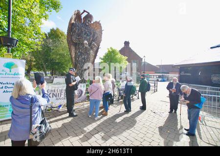 Touristen in Chesterfield sehen den Knife Angel, eine zeitgenössische Skulptur, die aus 100.000 Messern von der Künstlerin Alfie Bradley + dem British Ironworks Centre besteht Stockfoto