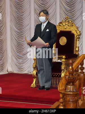 Tokio, Japan. November 2021. Der japanische Kaiser Naruhito, der eine Gesichtsmaske trägt, erklärt am Freitag, den 12. November 2021, offiziell die Eröffnung der 206. Spezialdiät-Sitzung beim Nationaldiät in Tokio, Japan. Foto von Keizo Mori/UPI Credit: UPI/Alamy Live News Stockfoto