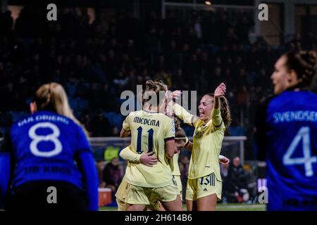 Koege, Dänemark. 10. November 2021. Vivianne Miedema (11) und Lia Waelti (13) von Arsenal feiern mit dem Team nach einem Tor beim UEFA Women’s Champions League-Spiel zwischen HB Koege und Arsenal im Capelli Sport Stadion in Koege. (Foto: Gonzales Photo - Robert Hendel). Stockfoto