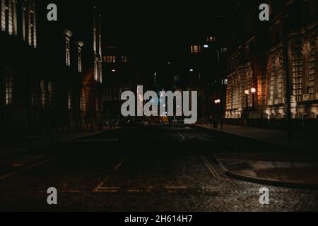 Blick auf die leere Straße bei Nacht. Stockfoto