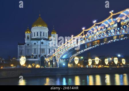 Weihnachts- und Neujahrsdekorationen auf der Brücke in der Heiland-Kirche in Moskau. Stockfoto