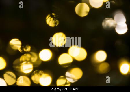 Hintergrund von leuchtenden goldenen Bokeh-Lichtern Stockfoto