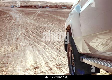 Wüstensafari. SUVs mitten in der Sahara, Tunesien. Stockfoto