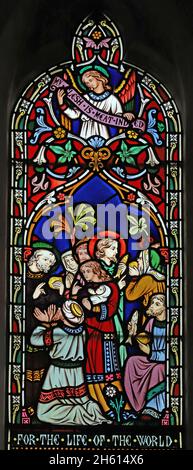 Ein Buntglasfenster von Frederick Preedy, das Jesus bei der Fütterung der Fünftausend darstellt, Church of St Mary & St Milburgh, Offenham, Worcestershire Stockfoto