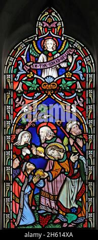 Ein Buntglasfenster von Frederick Preedy, das Jesus bei der Fütterung der Fünftausend darstellt, Church of St Mary & St Milburgh, Offenham, Worcestershire Stockfoto