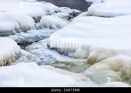 Fluss mit Schnee und Eis Stockfoto