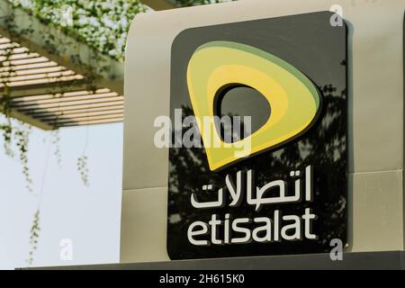 '11.11.2021 - Dubai, VAE - Etisalat Business Logo Zeichen Nahaufnahme im Freien für die Telekommunikation in der nationalen Mobilfunkanbieter. Stockfoto