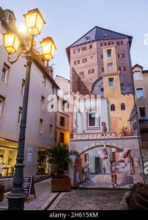 Trompe-l'oeil-Wandgemälde auf einem kleinen Platz in der Rue de l'Ancienne Maison Consulaire in der Stadt Mende, Lozere, Frankreich Stockfoto