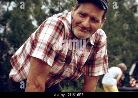 Fischer und Ehefrau bei Owl Bayou auf dem Highway 51 zwischen Laplace und Manchac; Louisiana Ca. April 1973 Stockfoto