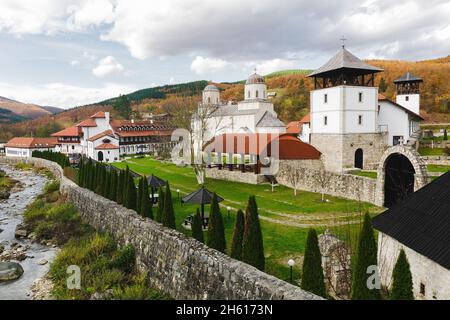 Kloster Mileseva. Blick auf den mittelalterlichen Komplex des Klosters Mileseva. 13th Jahrhundert. Bezirk Zlatibor, Stadt Prijepolje, Serbien Stockfoto