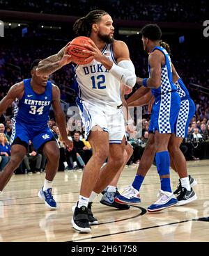 New York, New York, USA. November 2021. Der Stürmer von Duke Blue Devils Theo John (12) zieht in der ersten Halbzeit beim Champions Classic im Madison Square Garden in New York City einen Rebound ein. Duke besiegte Kentucky 79-71. Duncan Williams/CSM/Alamy Live News Stockfoto