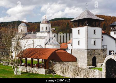 Kloster Mileseva. Blick auf den mittelalterlichen Komplex des Klosters Mileseva. 13th Jahrhundert. Bezirk Zlatibor, Stadt Prijepolje, Serbien Stockfoto