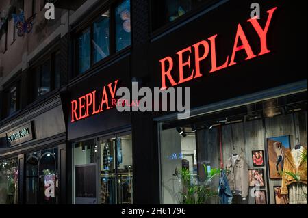 LONDON - 1. NOVEMBER 2021: Beleuchtetes Ladenschild und Ladenfront in der Carnaby Street bei Nacht Stockfoto