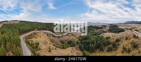 Luftaufnahme der Berglandschaft mit Straße und See in schöner nebliger Herbstumgebung. Natur im Freien Reiseziel, Zlatibor, Serbien Stockfoto