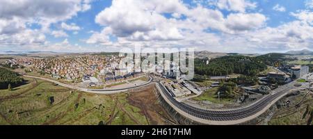 Luftpanorama des Bergdorfes Zlatibor am nebligen Morgen. Skyline des Bergdorfes. Natur im Freien Reiseziel, Zlatibor, Serb Stockfoto