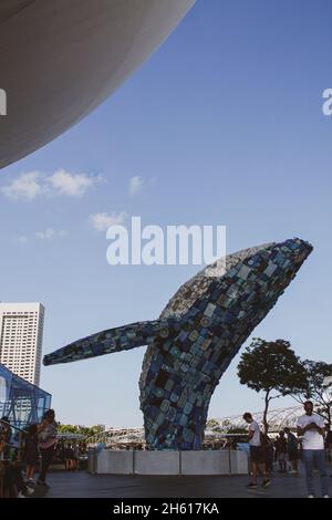 SINGAPUR, SINGAPUR - 27. Dez 2019: Eine vertikale Aufnahme der Wolkenkratzer-Walstatue in Singapur aus wiedergeborgenem Plastikmüll aus dem Ozean Stockfoto