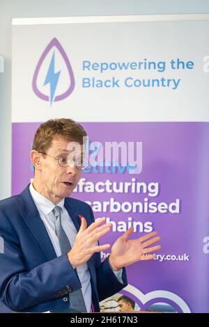 Dudley, West Midlands, Großbritannien. November 2021. Andy Street, Bürgermeister der West Midlands, bei der Einführung des Black Country Decarbonization-Programms. Die Initiative, die auf den letzten Tag der COP26 angesetzt ist, unterstützt Unternehmen in den Black Country-Ländern dabei, das weltweite saubere Wachstum zu nutzen, das auf eine rein industrielle Zukunft ausgerichtet ist. Kredit: Peter Lopeman/Alamy Live Nachrichten Stockfoto