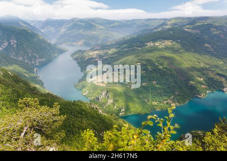 Panoramablick vom Aussichtspunkt Banjska stena im Nationalpark Tara, Serbien mit Blick auf Perucac Damm und See und Fluss und Schlucht Drina Stockfoto