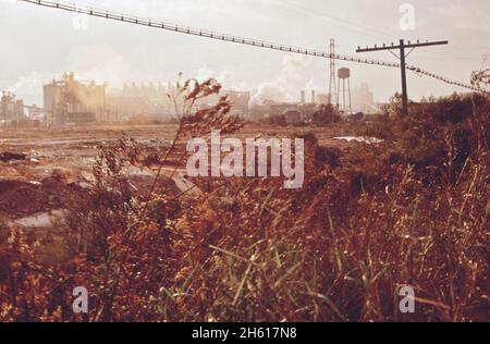 Die Kaiser Aluminium-Anlage emittiert korrosive Dämpfe. Industrieabfälle werden im Vordergrund auf Deponien deponiert; Baton Rouge Area ca. Dezember 1972 Stockfoto