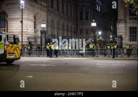 LONDON - 1. NOVEMBER 2021: Eingang der Polizei zur Downing Street in der Nacht Stockfoto