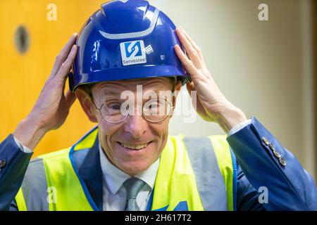 Dudley, West Midlands, Großbritannien. November 2021. Andy Street, Bürgermeister der West Midlands, bei der Einführung des Black Country Decarbonization-Programms. Die Initiative, die auf den letzten Tag der COP26 angesetzt ist, unterstützt Unternehmen in den Black Country-Ländern dabei, das weltweite saubere Wachstum zu nutzen, das auf eine rein industrielle Zukunft ausgerichtet ist. Kredit: Peter Lopeman/Alamy Live Nachrichten Stockfoto