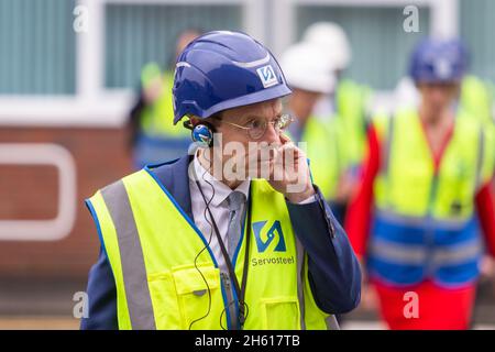 Dudley, West Midlands, Großbritannien. November 2021. Andy Street, Bürgermeister der West Midlands, bei der Einführung des Black Country Decarbonization-Programms. Die Initiative, die auf den letzten Tag der COP26 angesetzt ist, unterstützt Unternehmen in den Black Country-Ländern dabei, das weltweite saubere Wachstum zu nutzen, das auf eine rein industrielle Zukunft ausgerichtet ist. Kredit: Peter Lopeman/Alamy Live Nachrichten Stockfoto