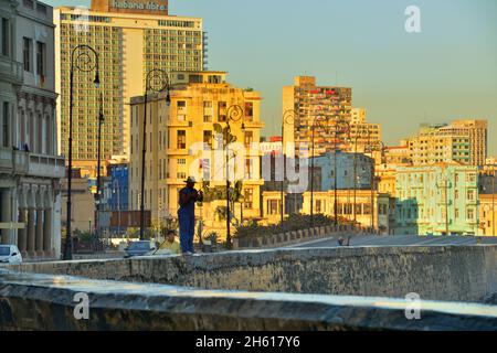 Malecón (offiziell Avenida de Maceo) hat am Morgen auf der Ufermauer geschilderte Fischer aufgestellt. La Habana (Havanna), Habana, Kuba Stockfoto