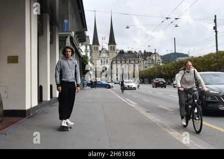 Junger Mann Skate-Boarding auf dem Bürgersteig Luzern, Schweiz Stockfoto