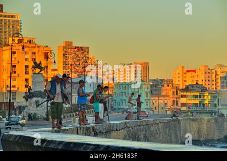 Malecón (offiziell Avenida de Maceo) hat am Morgen auf der Ufermauer geschilderte Fischer aufgestellt. La Habana (Havanna), Habana, Kuba Stockfoto