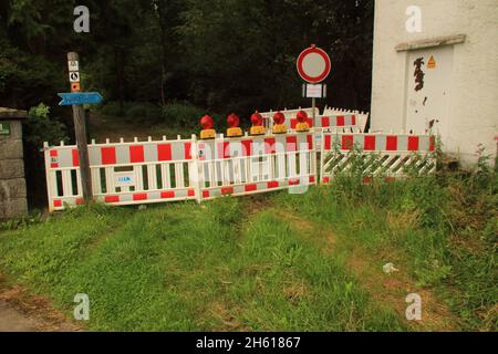 Wanderweg im Bayerischen Wald bei Zwiesel, der für Wanderer gesperrt ist Stockfoto