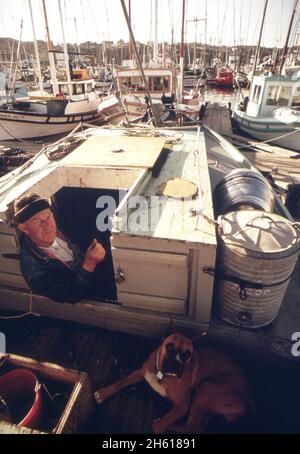 Amerika der 1970er Jahre: Ein Fischer am Hafen in der Bodega Bay Kalifornien Ca. 1972 Stockfoto