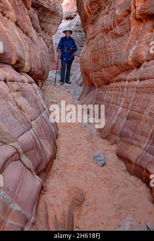 Wanderer in Slot Canyon, Valley of Fire State Park, Nevada, USA Stockfoto