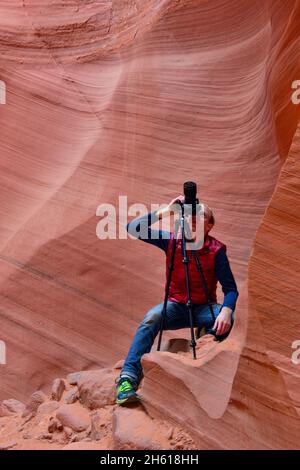 Fotografieren des erodierten Navajo-Sandsteins im Lower Antelope Canyon, Page, Arizona, USA Stockfoto