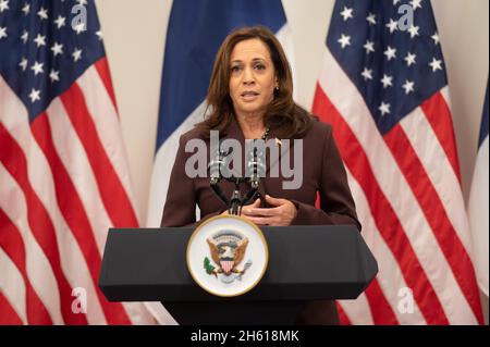 Paris, Frankreich. November 2021. Die Vizepräsidentin der Vereinigten Staaten, Kamala Harris, sagte anlässlich einer Pressekonferenz im Hotel Intercontinental in Paris am 12. November 2021 zu ihrem offiziellen Besuch in Frankreich. Quelle: Laurent Zabulon/Pool via CNP /MediaPunch Quelle: MediaPunch Inc/Alamy Live News Stockfoto