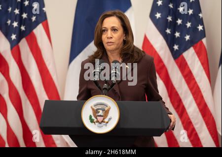 Paris, Frankreich. November 2021. Die Vizepräsidentin der Vereinigten Staaten, Kamala Harris, sagte anlässlich einer Pressekonferenz im Hotel Intercontinental in Paris am 12. November 2021 zu ihrem offiziellen Besuch in Frankreich. Quelle: Laurent Zabulon/Pool via CNP /MediaPunch Quelle: MediaPunch Inc/Alamy Live News Stockfoto