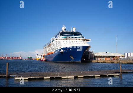 Celebrity Cruises Cruise Liner Celebrity Silhouette an Southampton Docks England wird von Jaynee W aufgetankt bereit für seinen Abflug. Stockfoto