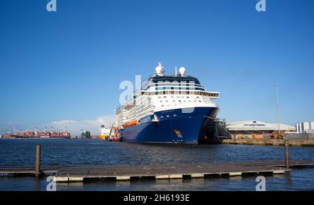 Celebrity Cruises Cruise Liner Celebrity Silhouette an Southampton Docks England wird von Jaynee W aufgetankt bereit für seinen Abflug. Stockfoto