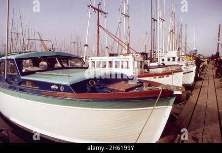 Amerika der 1970er Jahre: Boote an einem Bodega Bay Dock in Kalifornien Ca. 1972 Stockfoto