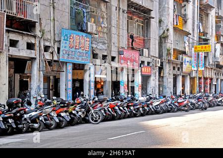 In Macao haben Roller Fahrräder ersetzt. Mehr Verschmutzung ... der Preis des Fortschritts, China Stockfoto